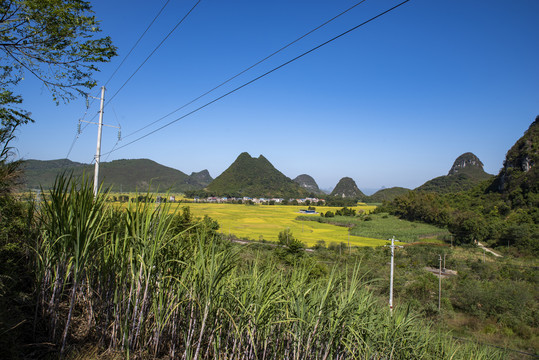 蓝天山丘村庄