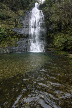 瀑布水潭