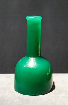 清代绿玻璃马蹄瓶