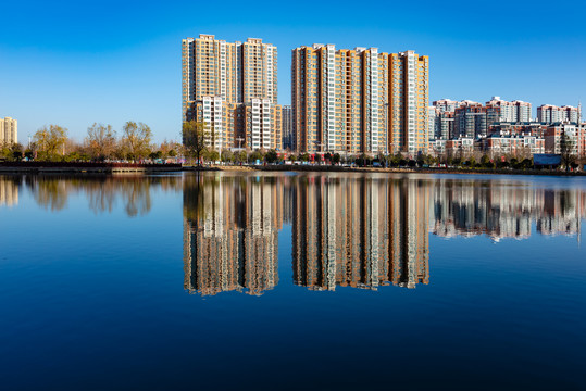 湖边楼房建筑环境