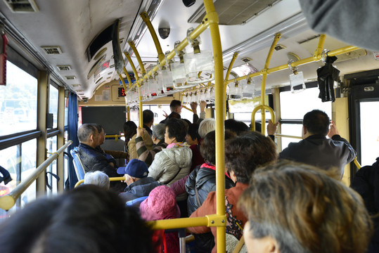 拥挤的公共汽车