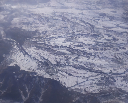 俯拍山地雪景