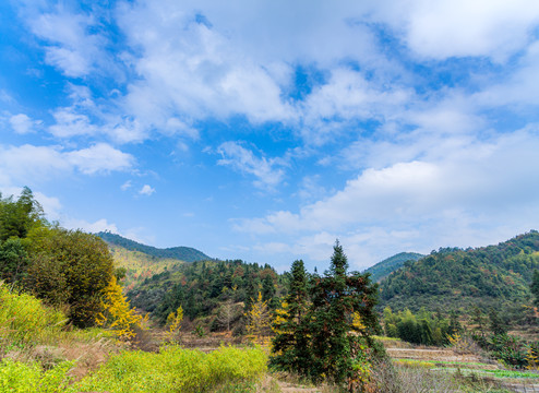 蓝天白云下的山岭