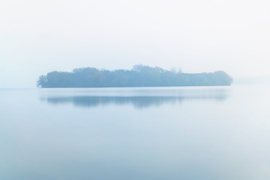 水墨雾漫云龙湖