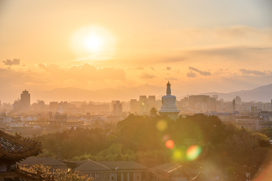 北京景山远眺中央电视塔白塔夕阳