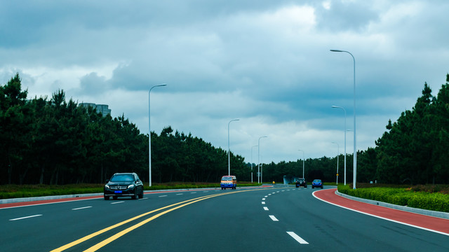 阴天时的公路拐弯处