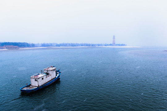 雪中的大海與漁船