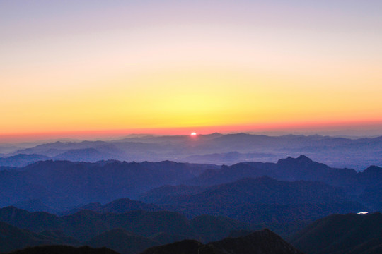 高山夕阳风光