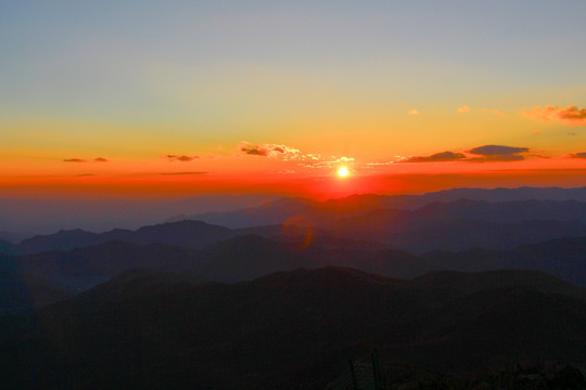 高山夕阳风光