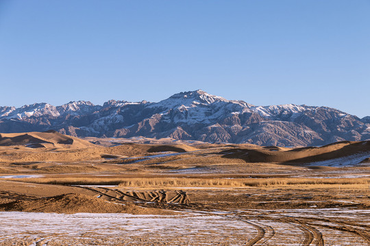 雪山沙漠