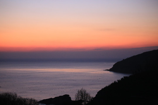 日出前的海