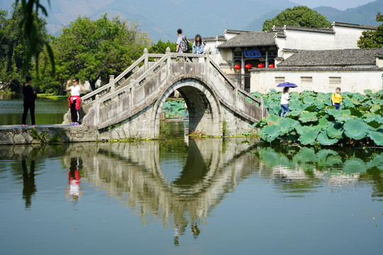 黄山宏村南湖画桥的景色