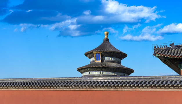 北京天坛祈年殿在蓝天白云下