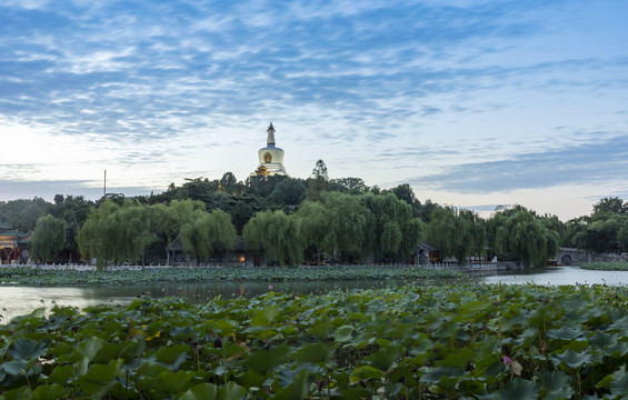 中国北京北海公园夜景风光