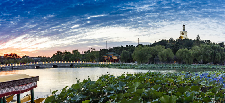 中国北京北海公园夜景风光