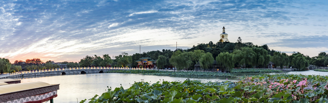 中国北京北海公园夜景风光