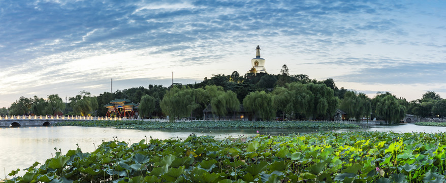 中国北京北海公园夜景风光