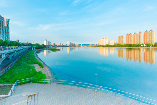 江畔城市吉林清澈的松花江建筑倒