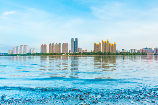 江畔城市吉林清澈的松花江建筑倒