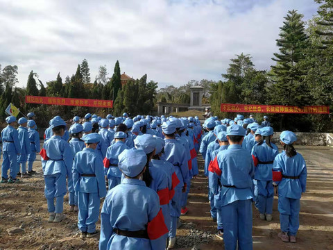 红色研学基地活动的学生