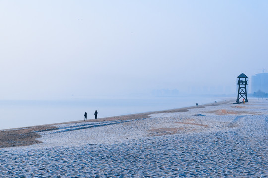 冬天清晨山东威海荣成的海边