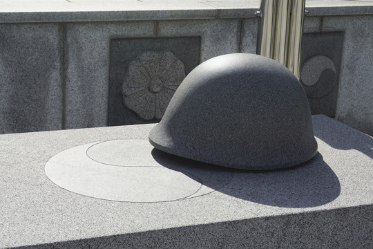 韩国水原城市广场头盔雕塑