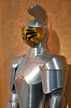 古代欧洲士兵钢铁盔甲
