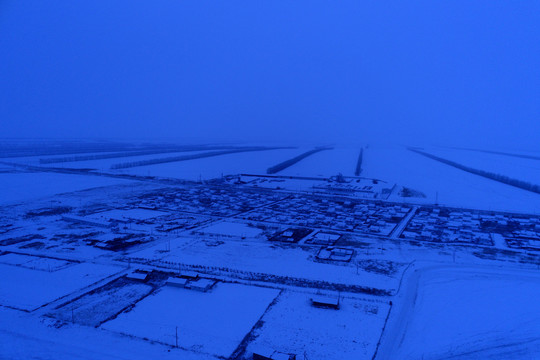 航拍雪原村庄雪夜