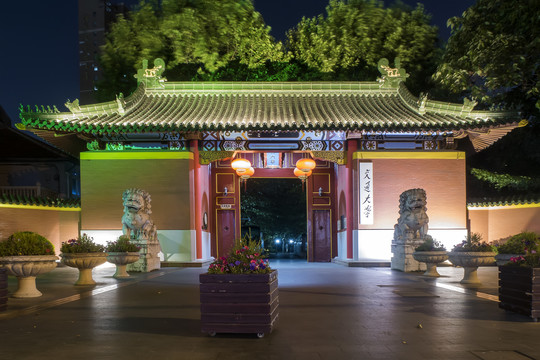 上海交通大学大门夜景