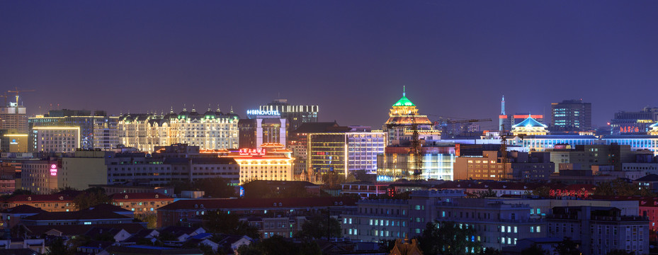 远眺北京东城区建筑群夜景全景