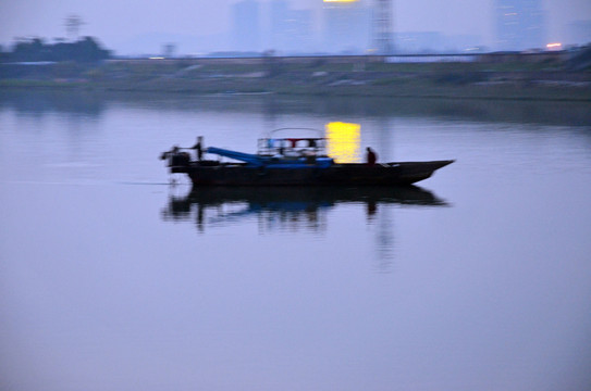 珠江边渔船渔民