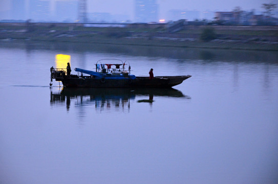 珠江边渔船渔民