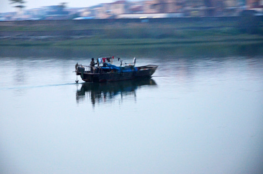 夜晚珠江边渔船渔民