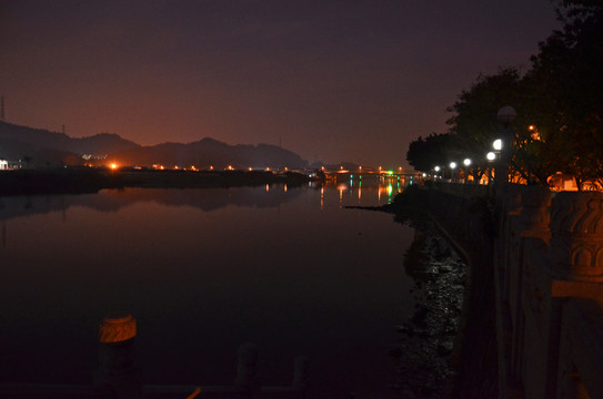 夜晚珠江沙湾水道