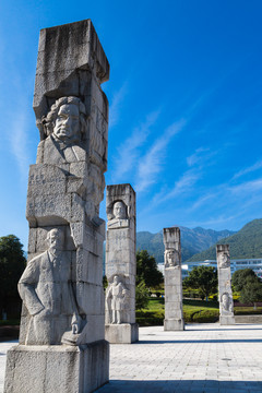 大理大学雕塑柱子