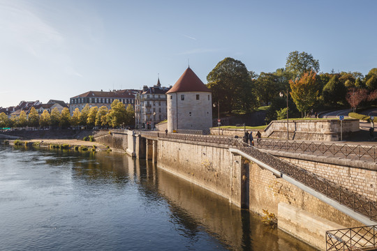 法国古典小镇运河风景和历史建筑