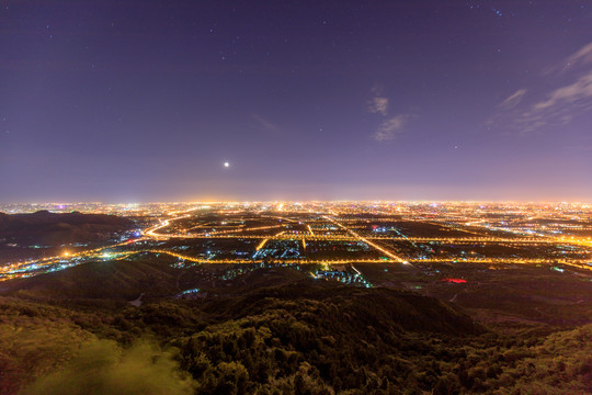 西山远眺北京西城区夜景月亮