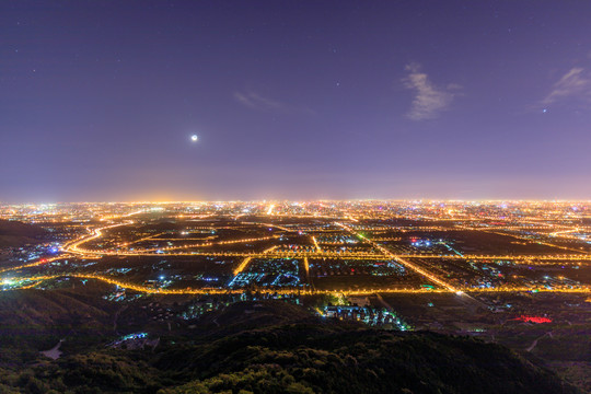 西山远眺北京西城区夜景月亮