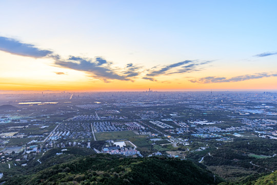 西山远眺北京城市建筑群朝霞