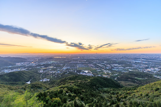 西山远眺北京城市建筑群朝霞