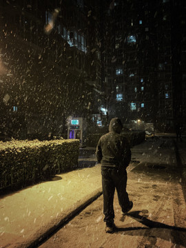 雪夜夜行人