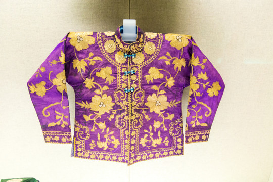 维吾尔族平金绣花卉纹紫绒对襟袄