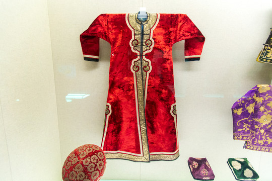 上海博物馆维吾尔族镶边红绒女袍