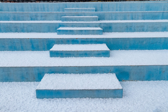 雪后台阶