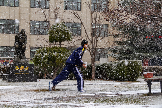 在雪中的嬉戏的学生