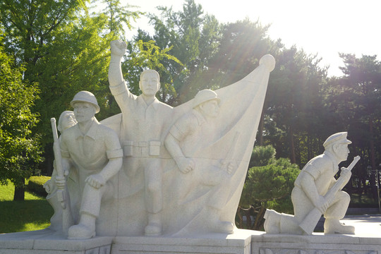韩国水原显忠塔人物群雕