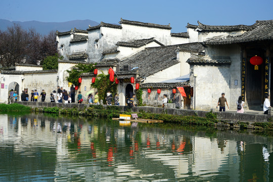 黄山宏村月沼边的徽派建筑倒影