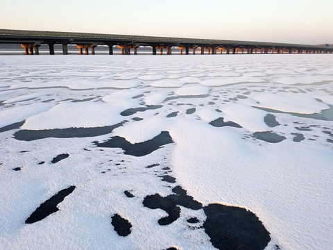 沈阳丁香湖冬天的冰雪和桥