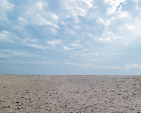 中国福建惠安龟山湾沙滩看不到海