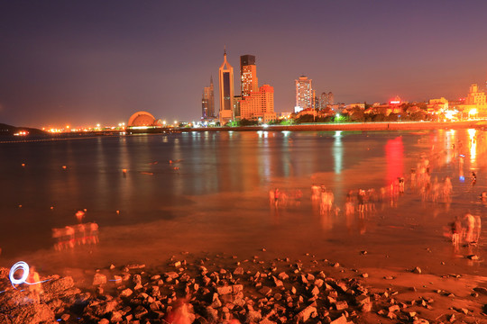 青岛栈桥附近海滩夜景